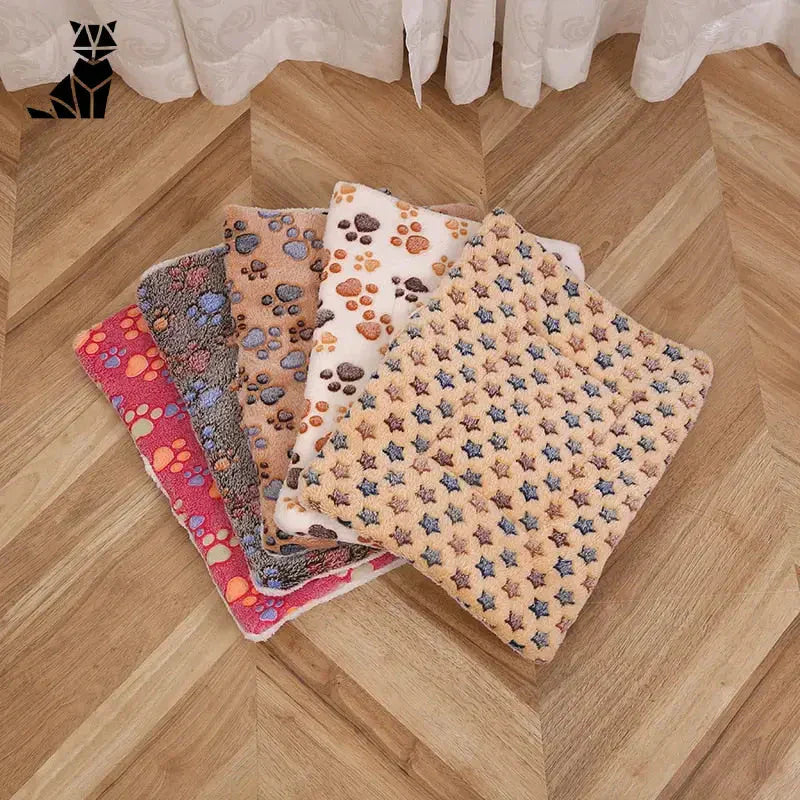 Trois éléments de confort : Couverture en flanelle douce pour une couverture optimale sur un sol en bois