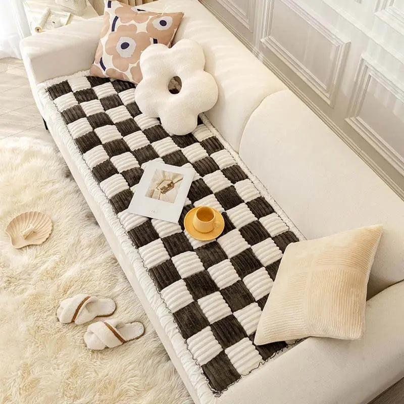 Housse de canapé à carreaux crème sur canapé blanc avec coussins - Style Carreaux et protection pour animaux de compagnie