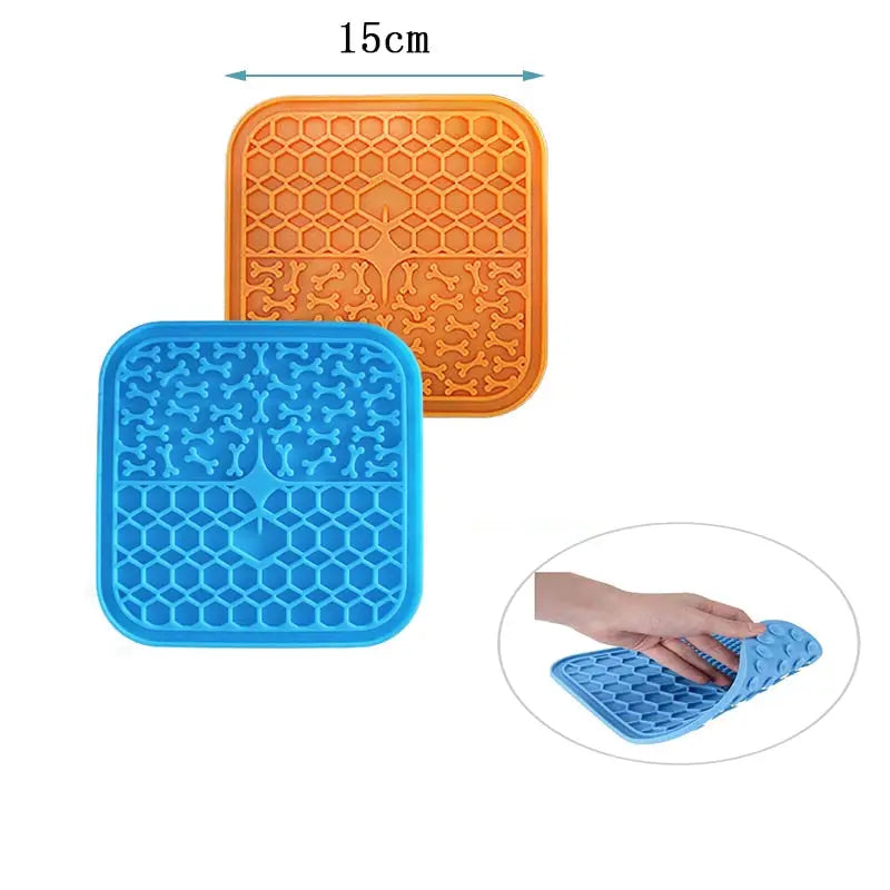 Gros plan sur les tapis à lécher bleus et orange pour chiens, pour une alimentation lente et une distraction