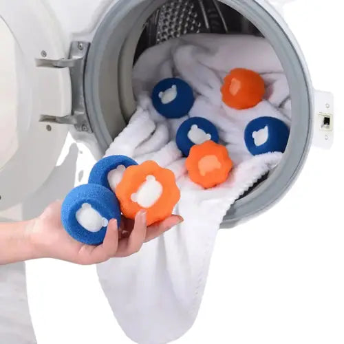Personne nettoyant une machine à laver avec la Brosse Anti-Peluche - Poils d’animaux faciles à capturer Transparent Background