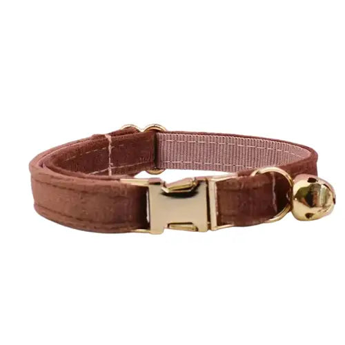 Collier personnalisable en suède marron pour chien avec matériel doré - Sécurité extra Transparent Background