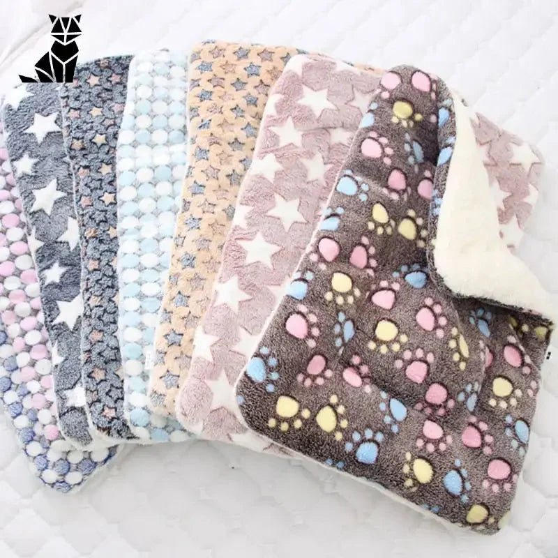 Couvertures douces en polaire pour bébés sur fond blanc pour Soothing Blanket for Cats (couverture apaisante pour chats)