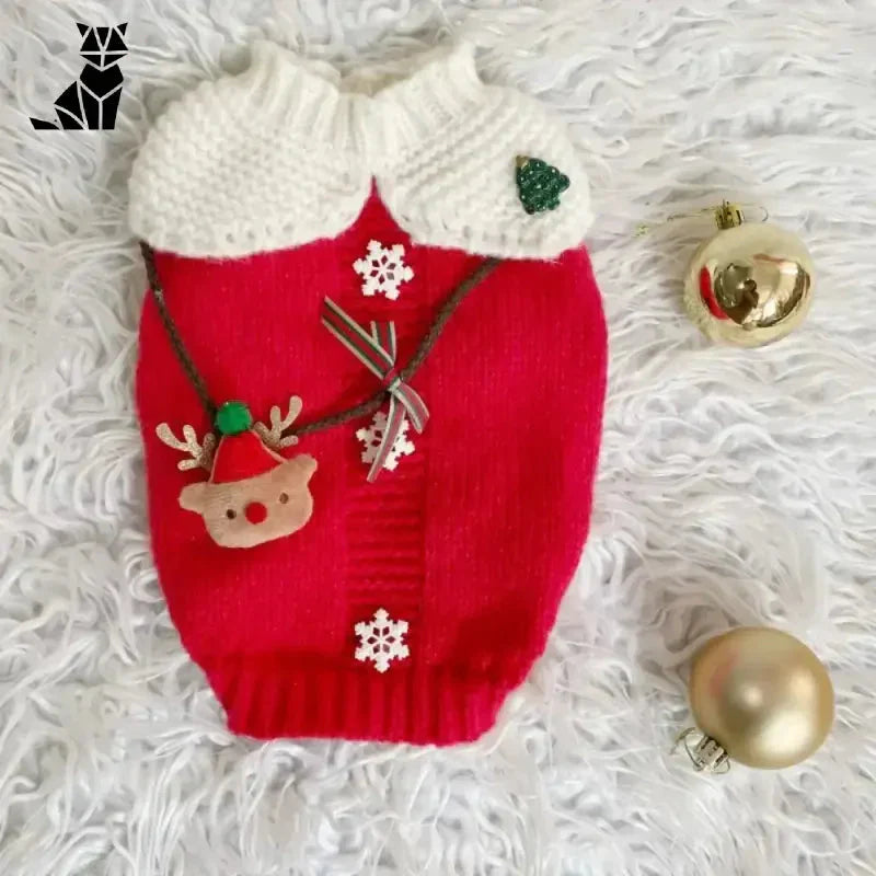 Chien vêtu d’un pull rouge festif avec des motifs de rennes, la tenue de Noël idéale pour les animaux de compagnie